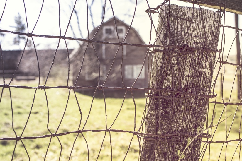 countryside-house-farm-fence-large